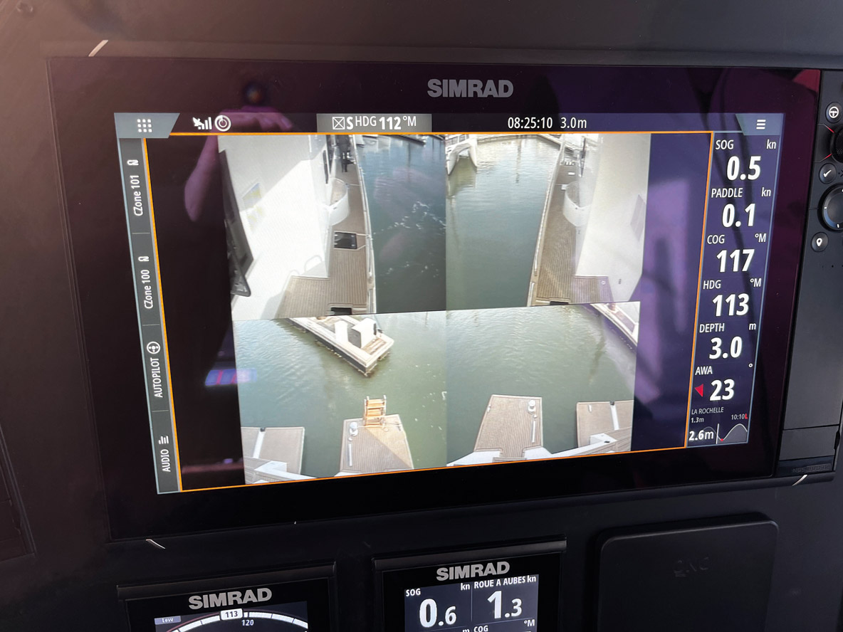 L’organisation du rendu sur l’écran des caméras extérieures mériterait d’être retravaillée pour ressembler à ce que propose le marché automobile.