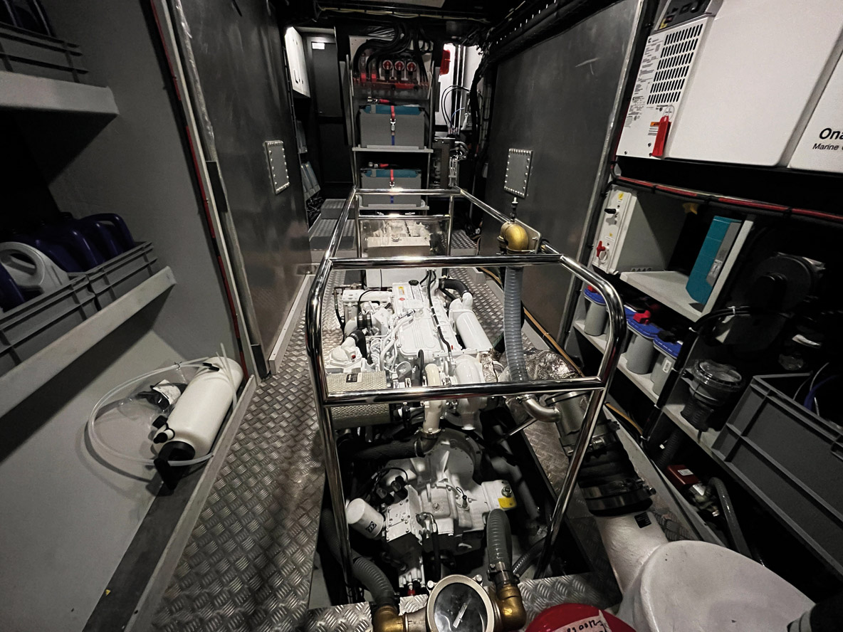 La salle des machines, déjà impressionnante à bord  du LEEN 56, devient ici  spectaculaire.