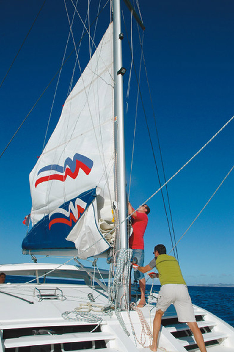 La drisse de grand-voile et les prises de ris s’opèrent au pied  de mât.