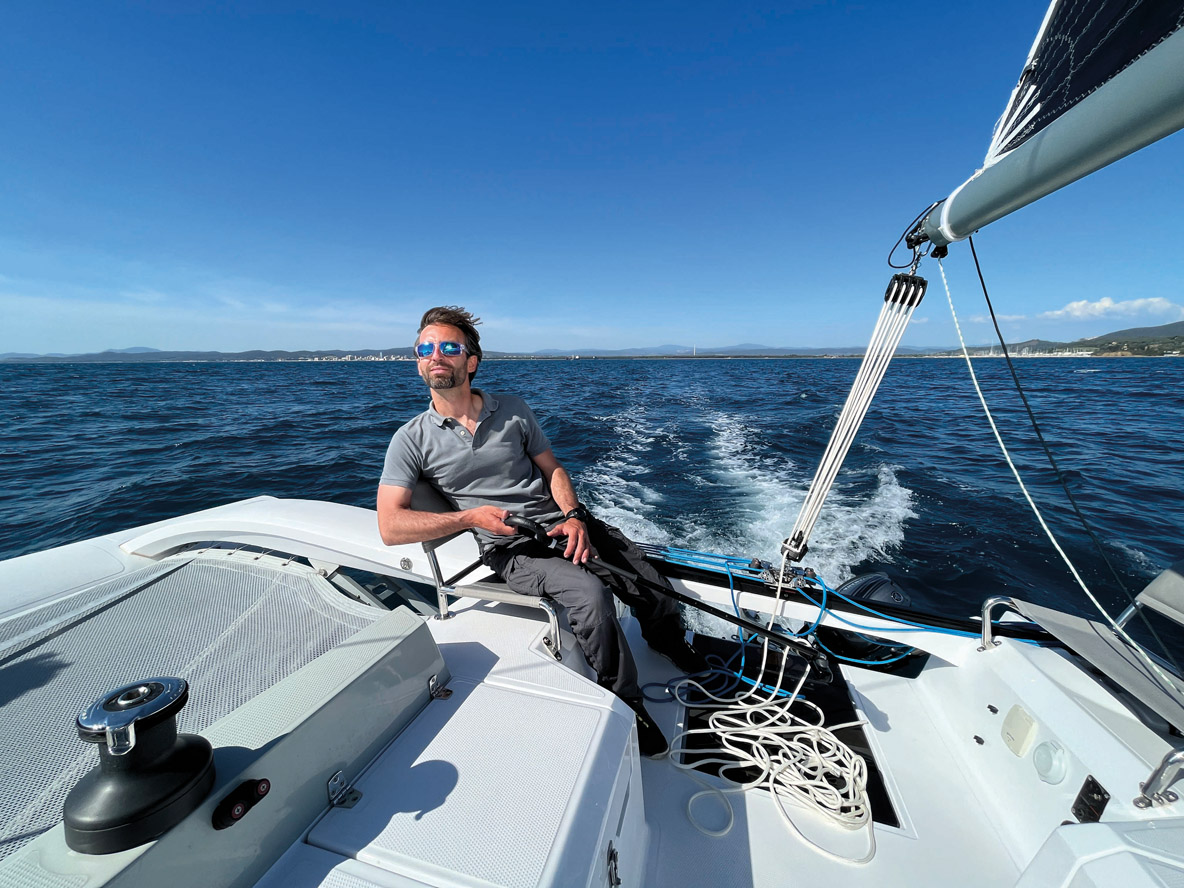 1/ The helmsman is perfectly comfortable in a seat with a backrest.
