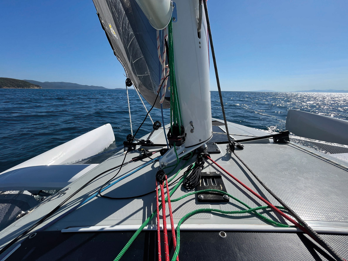 2/ Le plan de pont est net et bien  pensé – mais pas destiné à un  équipage qui découvre la navigation.
