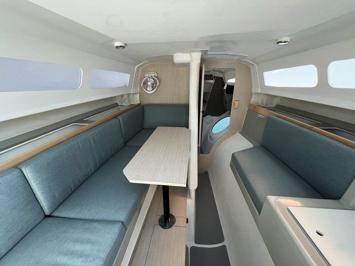 Très étroite au plancher, la coque centrale s’évase rapidement à la hauteur des banquettes.