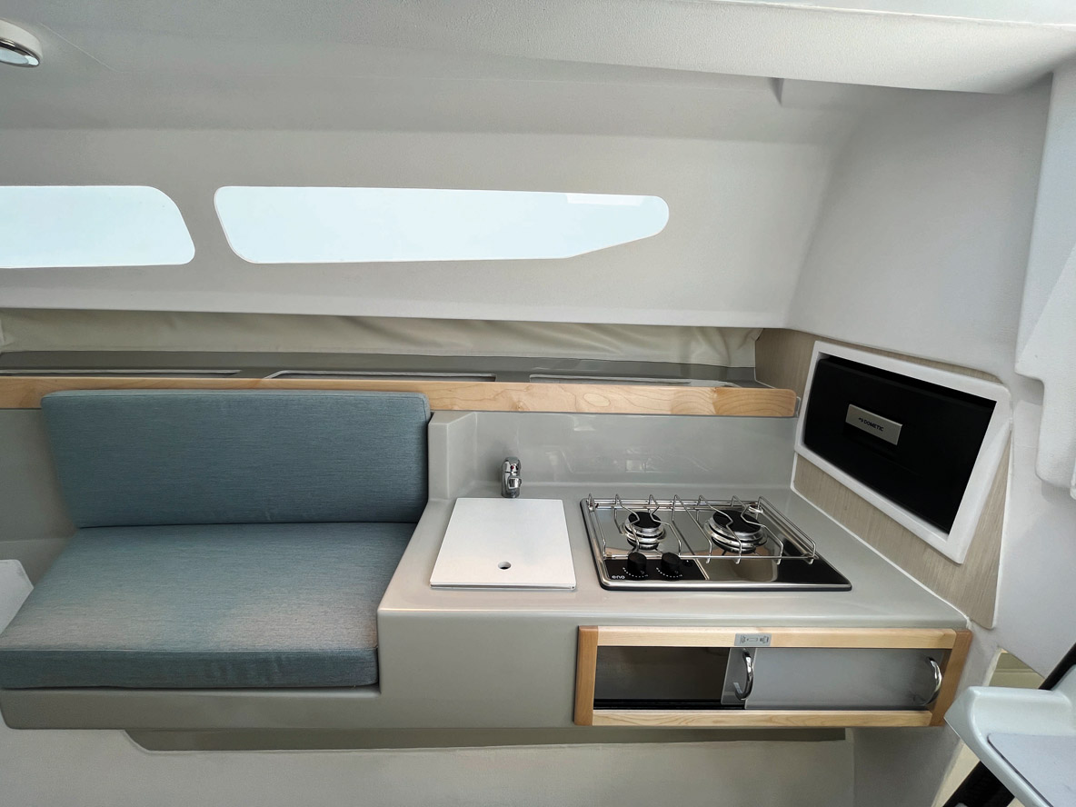 Un bloc cuisine est aménagé sur tribord, tout près du cockpit.