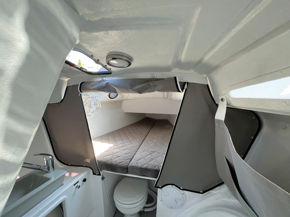 Le poste avant accueille la plus grande couchette du bord. C’est également ici que sont installés les astucieux WC mobiles.