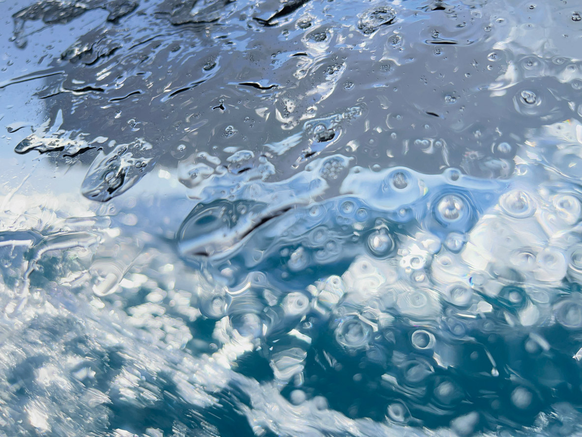 Depuis la trappe de survie de la cabine avant,  un tableau surréaliste en perpétuel mouvement…