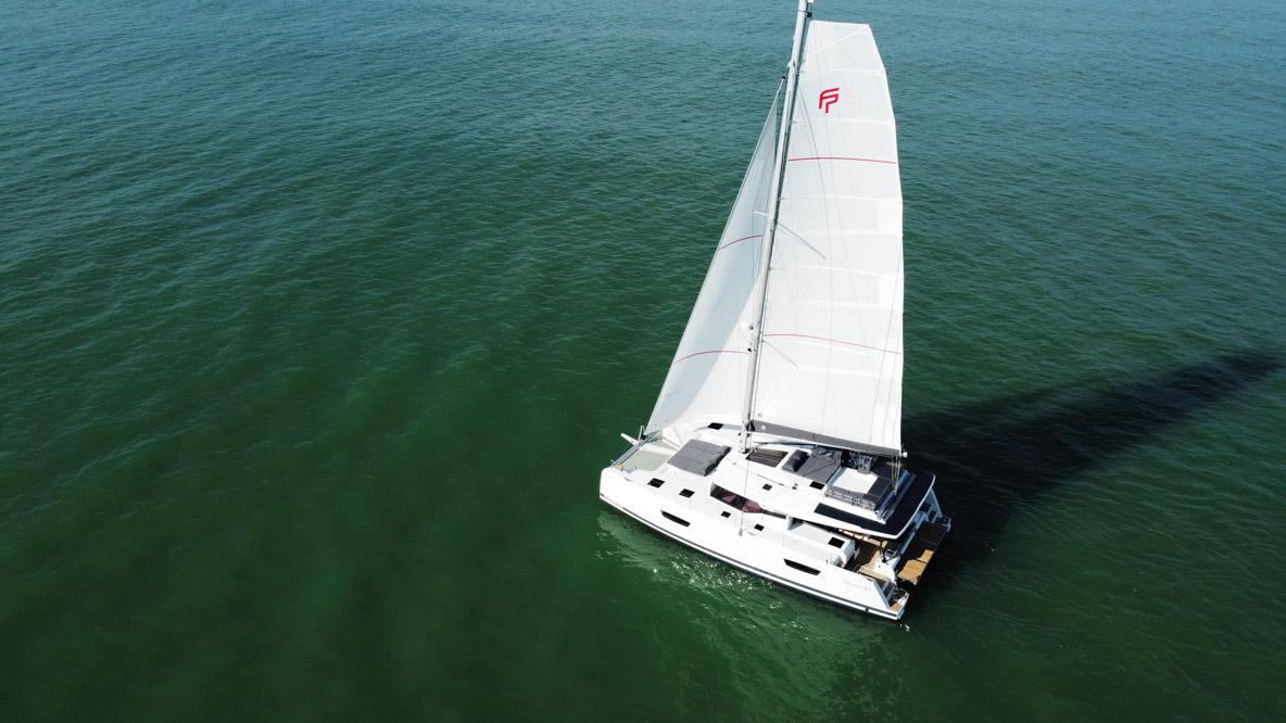 Le constructeur propose en  option un jeu de voiles en Hydranet mieux adapté à l’usage intensif de la grande croisière que le Dacron standard dont dispose ce modèle d’essai.