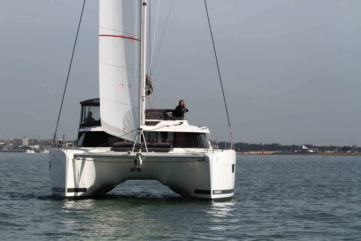 Cette vue de face montre bien le travail de compromis entre finesse des coques, élévation du tunnel et volume proposé – un boulot mené avec doigté par le cabinet Berret/Racoupeau Yacht Design.