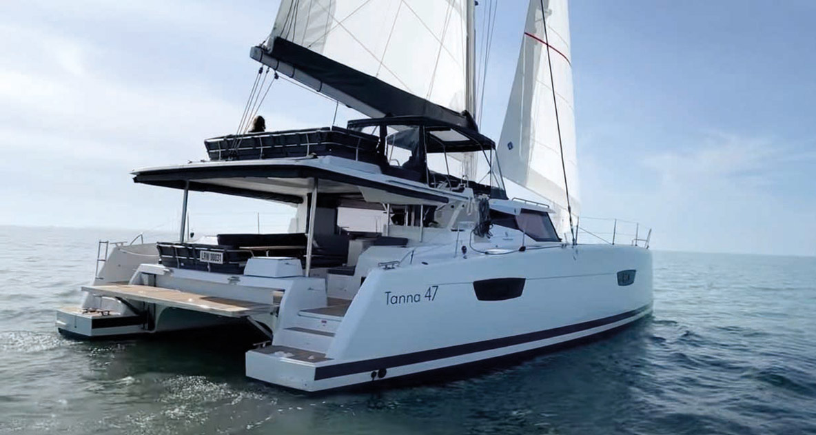 La plate-forme arrière sur vérins hydrauliques accueille une annexe jusqu’à 200 kg ; ajustée aux jupes arrière, elle offre un immense ponton de baignade.