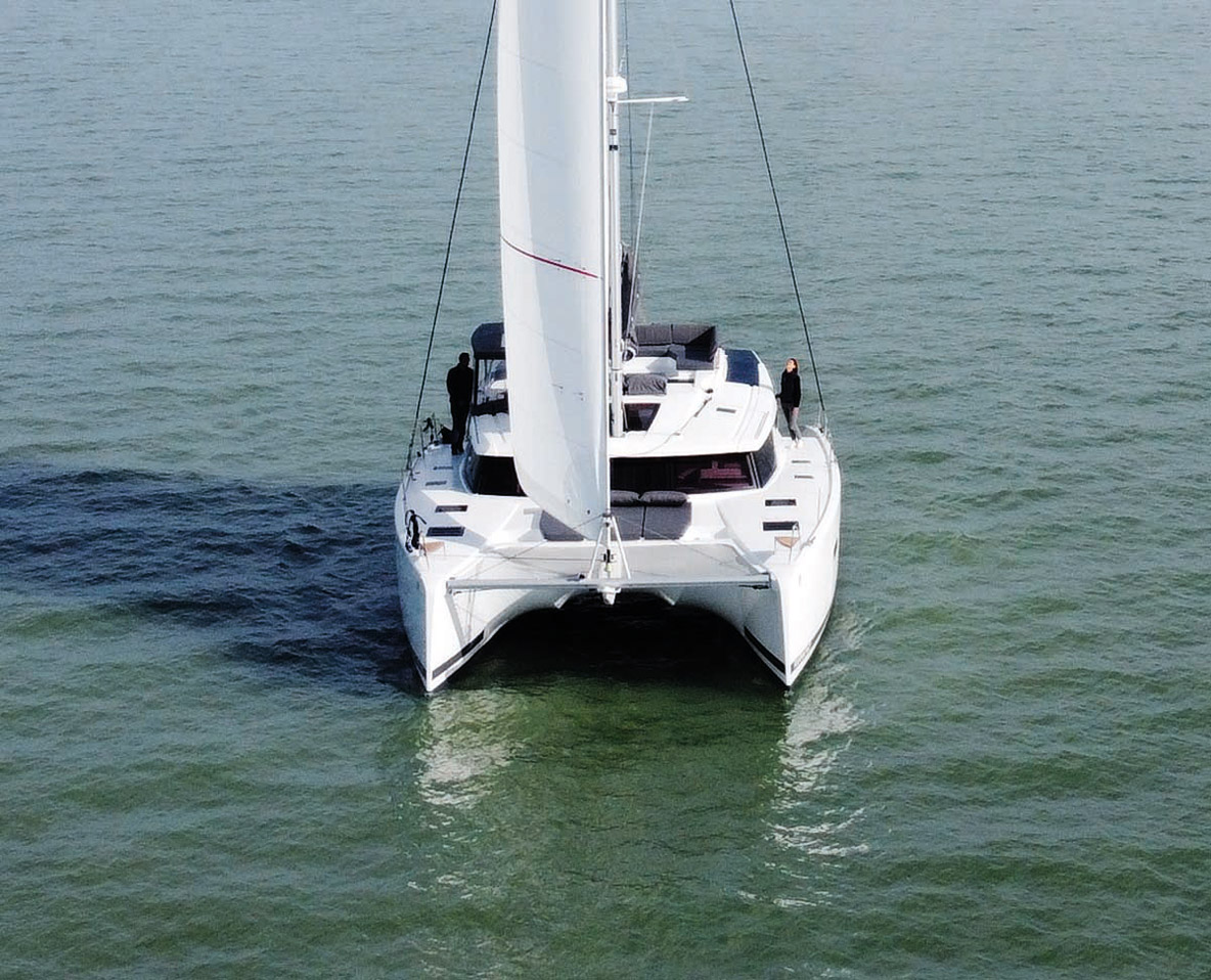 La plage avant est parfaitement adaptée aux manœuvres des voiles de portant.
