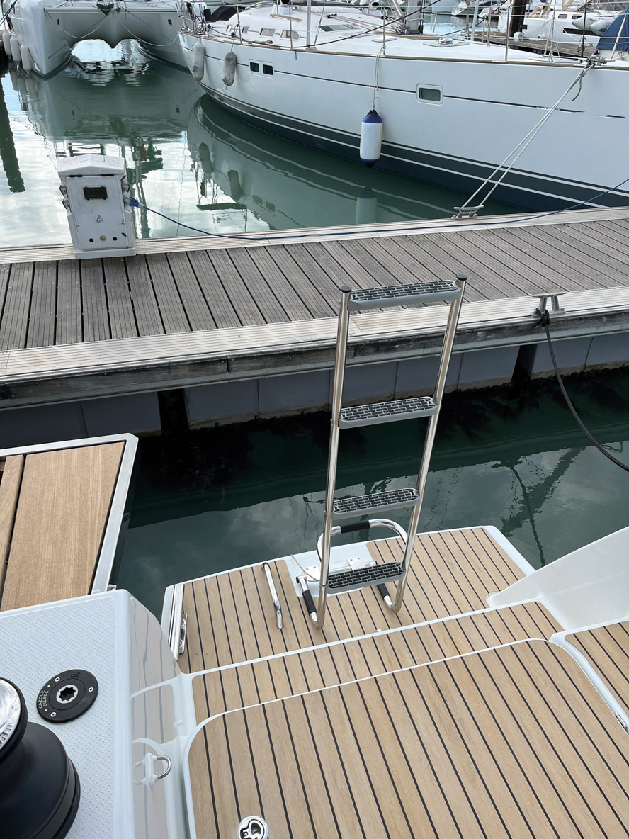 L’échelle de bain mériterait un meilleur traitement pour être plus raccord avec les prestations haut de gamme offertes  par ce catamaran.