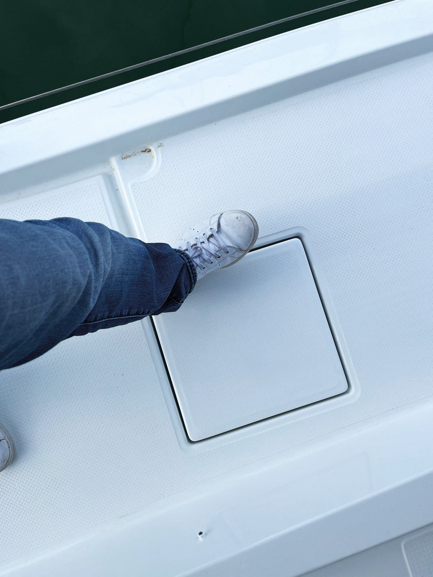 Ce capot de coffre manque un peu de rigidité.