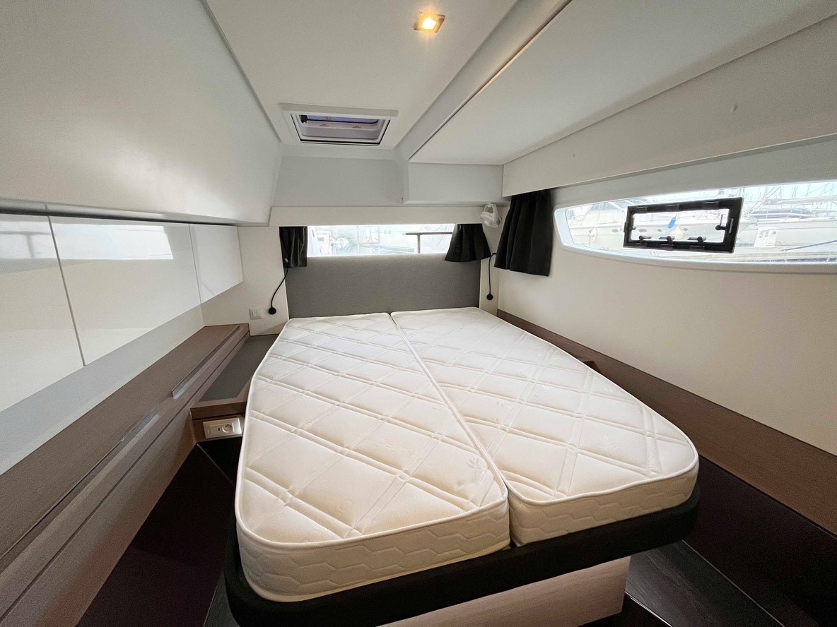 Les cabines arrière offrent une vue imprenable sur le plan d’eau grâce aux grands hublots de coque latéraux et arrière.