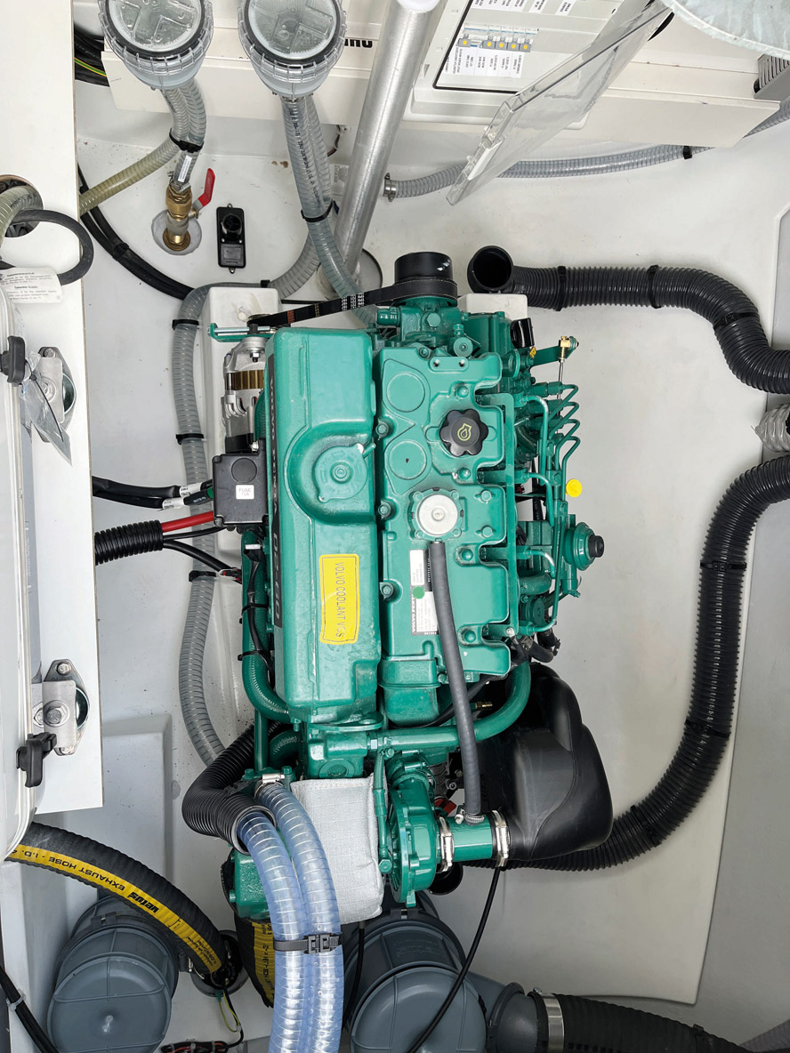 Le constructeur propose des blocs thermiques Volvo de 50 ou 60 CV (moteurs présents sur notre catamaran d’essai), mais pas de propulsion électrique.