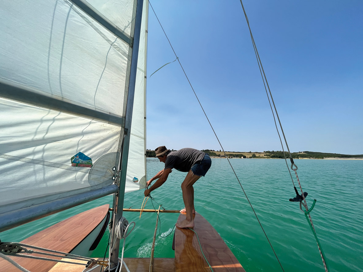 Le jeu de voiles de ce 60e Exocet Junior est d’origine – 59 ans !  Le J sous l’emblème de  l’Exocet est bien sûr celui  de Junior.
