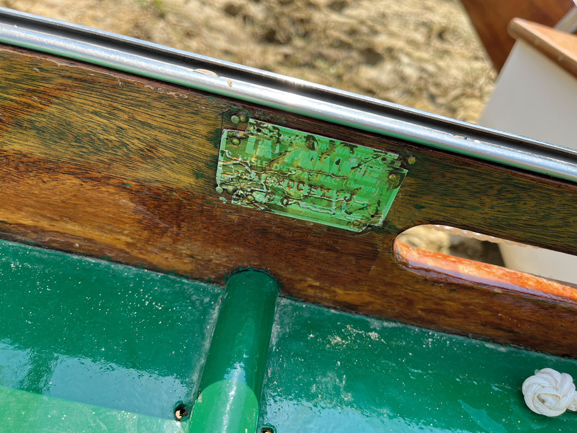 La plaque du constructeur est bien sûr d’origine – l’année de la construction n’est plus lisible, mais elle est très probablement de 1963.