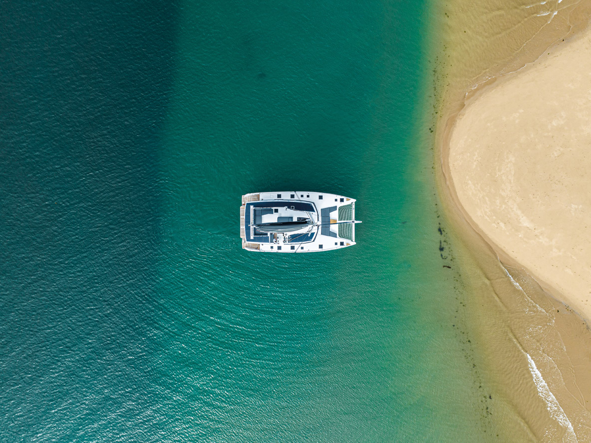 Aboard the Aura 51, you can stay at anchor and enjoy all your creature comforts with no CO2 emissions, thanks to the impressive solar panel array capable of producing 2,000 Wp.