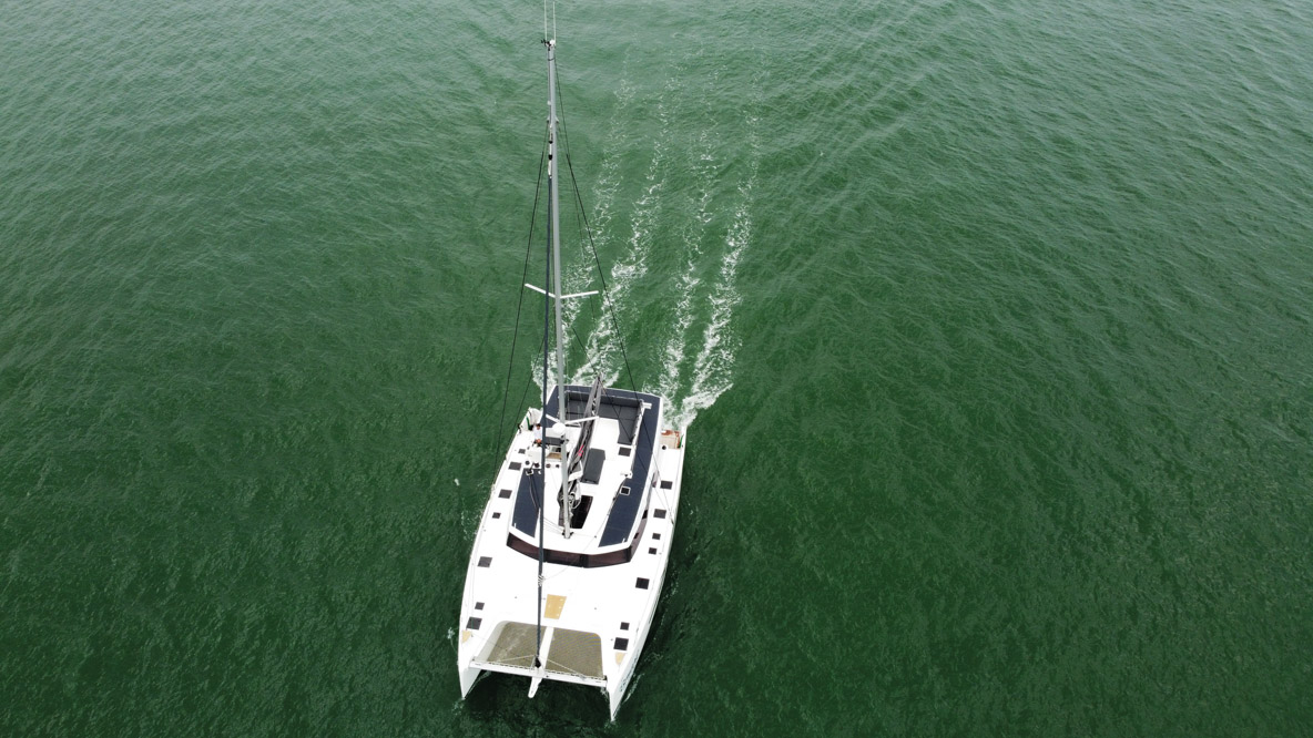 During our tests, we managed to exceed 8 knots. But be careful at this speed - the range in all electric won’t last an hour.