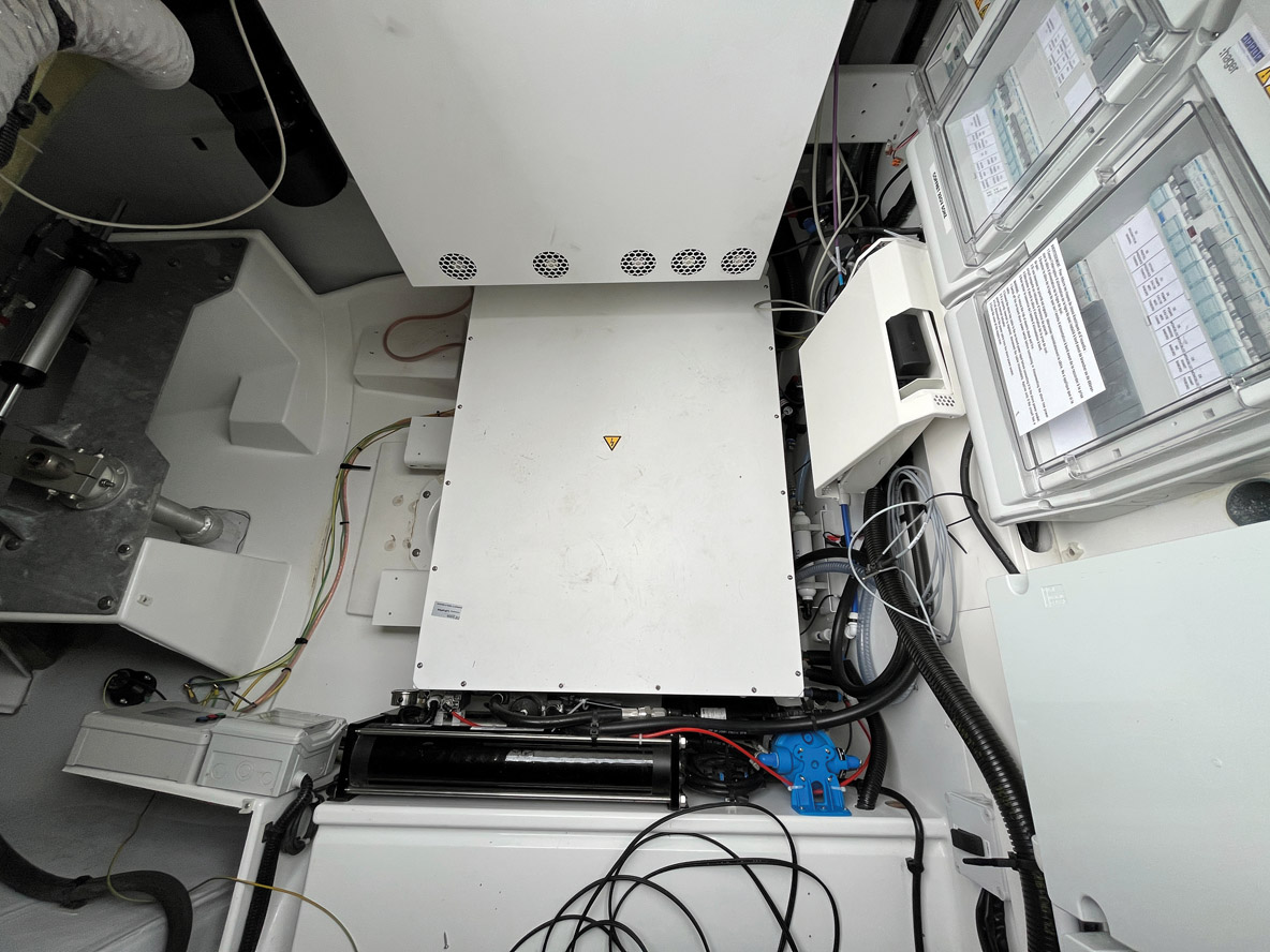 La cale moteur paraît étonnamment vide sans le Volvo de 75 CV qui y trônait encore il y a quelques mois…