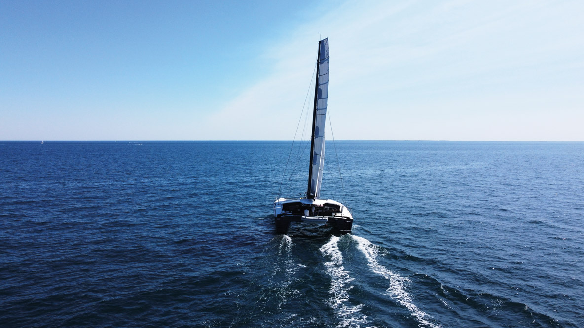 Quelques centimètres d’écoute  bordée, et il se passe quelque chose :  le catamaran allonge ses sillages malgré la faiblesse de la brise.
