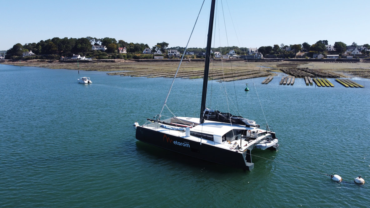 Le profil du MG5 rappelle celui de l’ORC50 – pour le reste, tout est différent !  Notez la présence du (petit) dinguy : ici,  on tente de concilier croisière et  performances au top niveau.