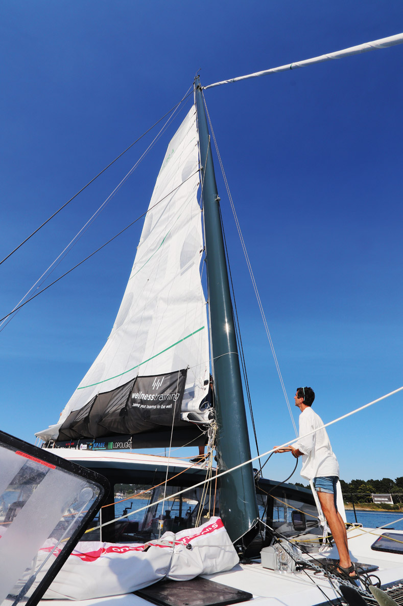 Les manœuvres en pied de mât sont facilitées par la faible hauteur du rouf.