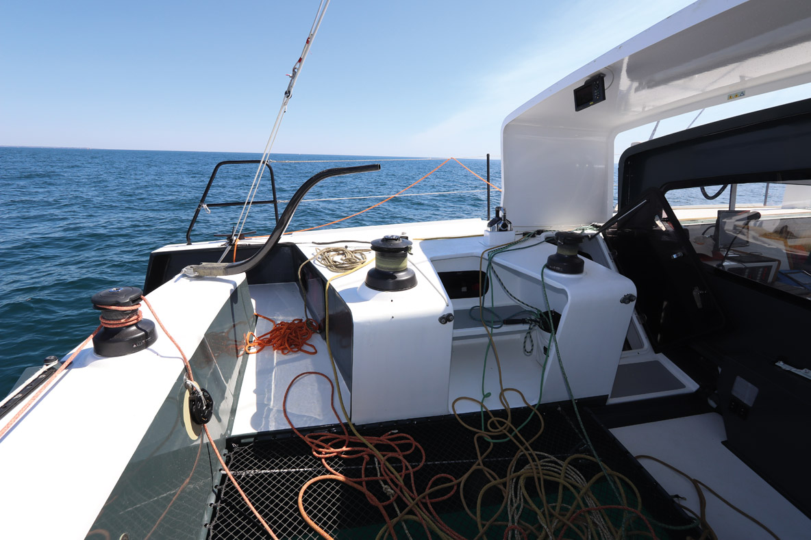 Le plan de pont est bien dessiné, bien accastillé et ergonomique – ce qui donne envie de régler les voiles…