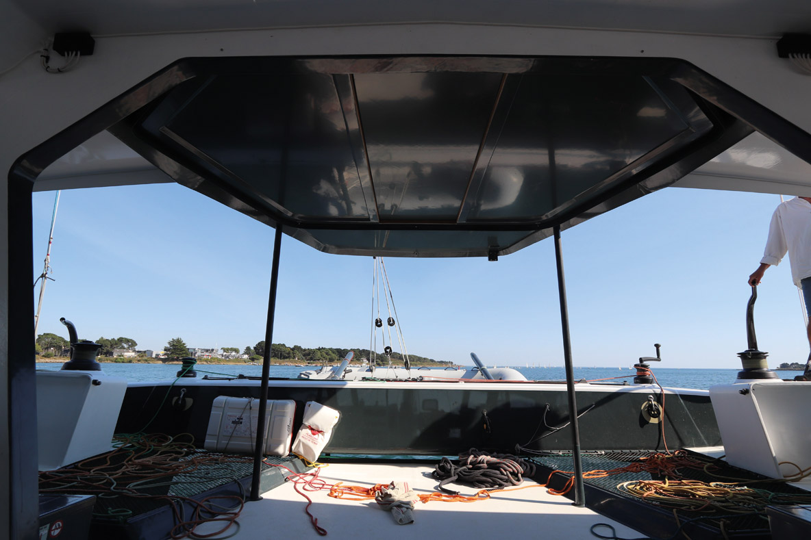 Notez la parfaite symétrie entre bimini et plancher de cockpit, issus du même moule de demi-nacelle.