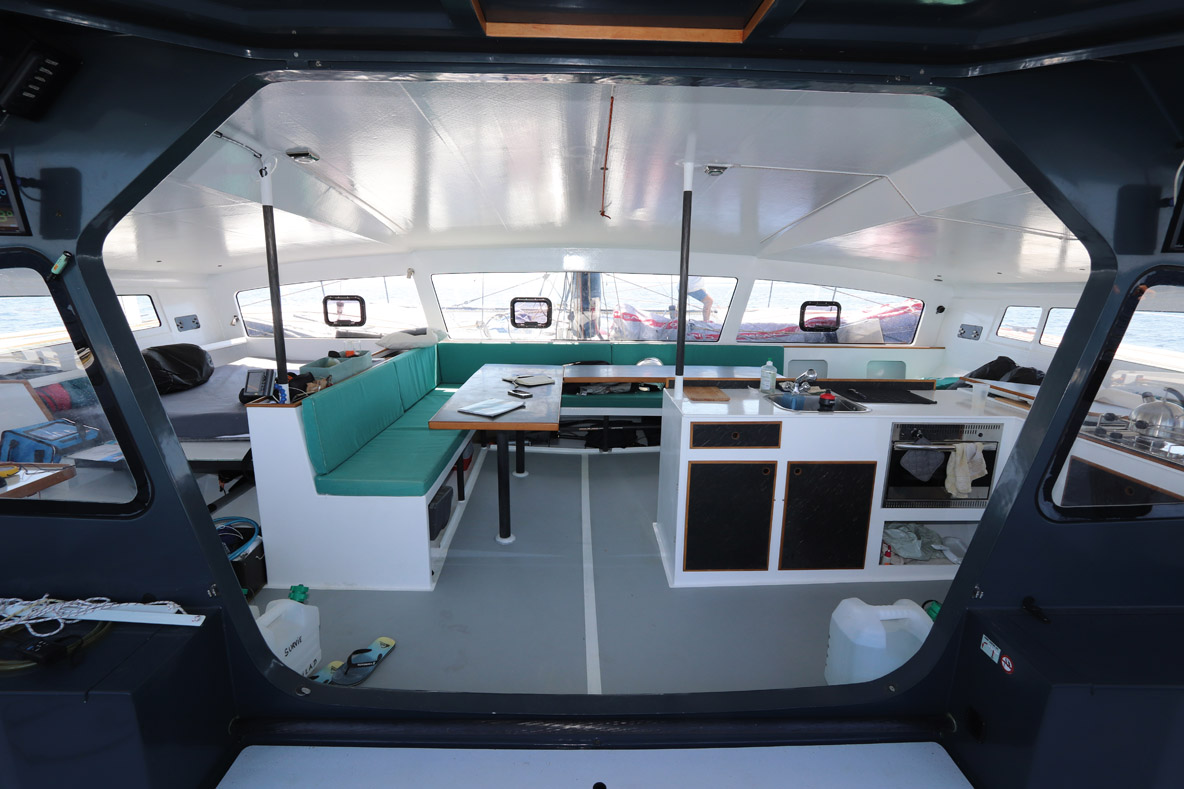 La grande porte octogonale tout carbone ne pèse que 20 kg seulement ;  elle se relève sous le bimini.