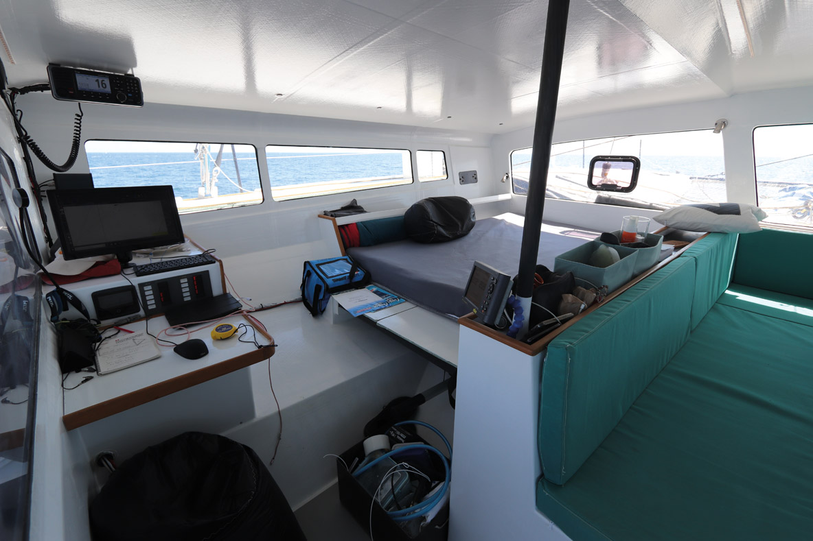 Poste de navigation et couchette double à bâbord de la nacelle intègrent le centre de la vie du bord.