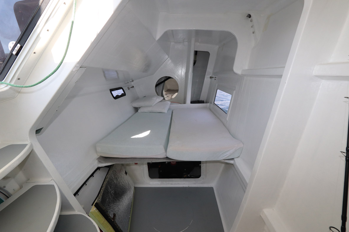 L’intérieur des coques dévoile une sobriété monacale dans les coques –  mais a-t-on besoin de plus pour dormir, à part couper les moteurs ?