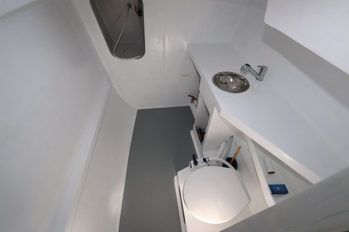 Les salles d’eau à l’arrière des coques, rigoureusement symétriques, sont lavables au jet.