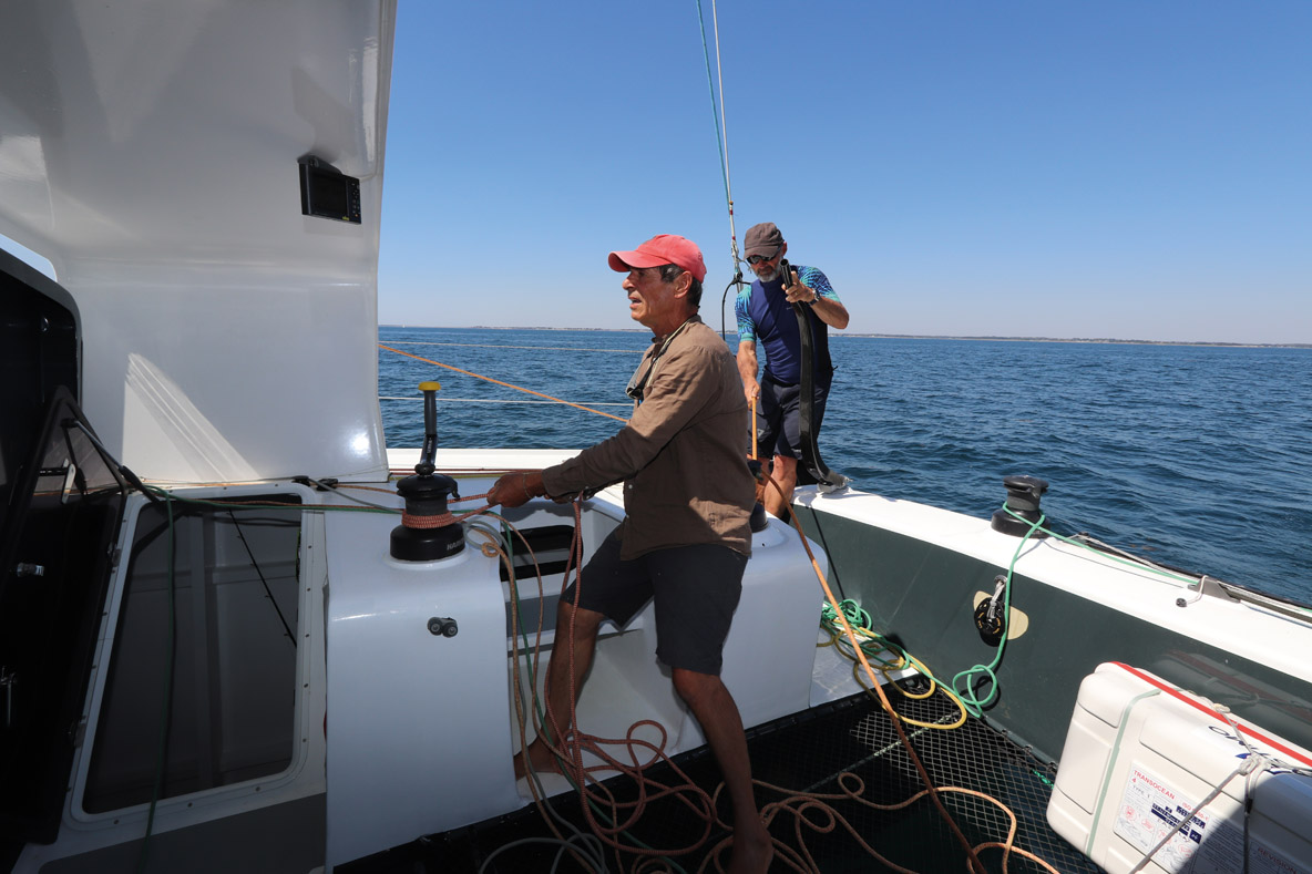 Marc Guillemot se régale à manœuvrer ce grand Tornado ; sur la Route du Rhum, il sera seul à bord.