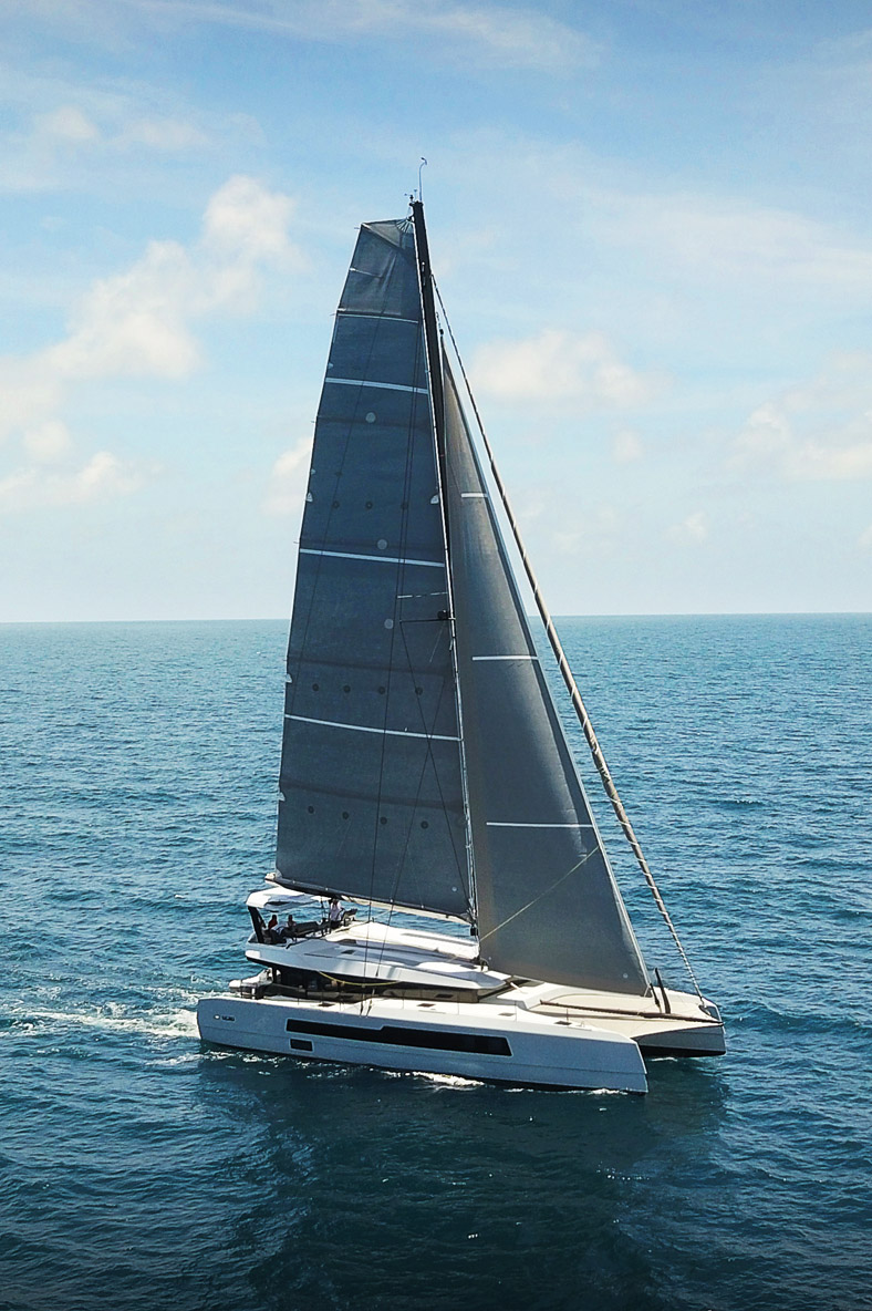 Le mât en carbone culmine à plus de 30 mètres au-dessus de la mer…  de quoi arborer une belle surface  de toile au près – 210 m2.