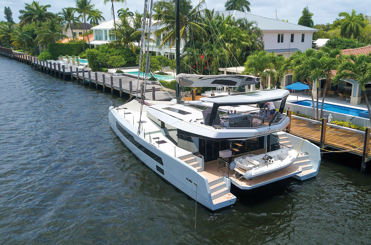 Même sagement amarré à son ponton, le MC60 dégage une véritable impression de puissance avec des proportions très équilibrées.