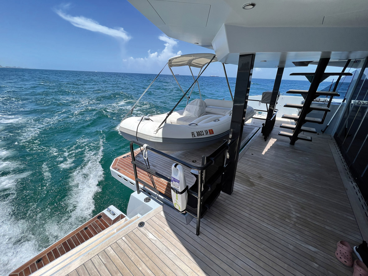 Le cockpit est malheureusement un peu limité, et encombré par l’escalier. Toutefois, une fois l’annexe à l’eau, on profite d’une vaste plate-forme.