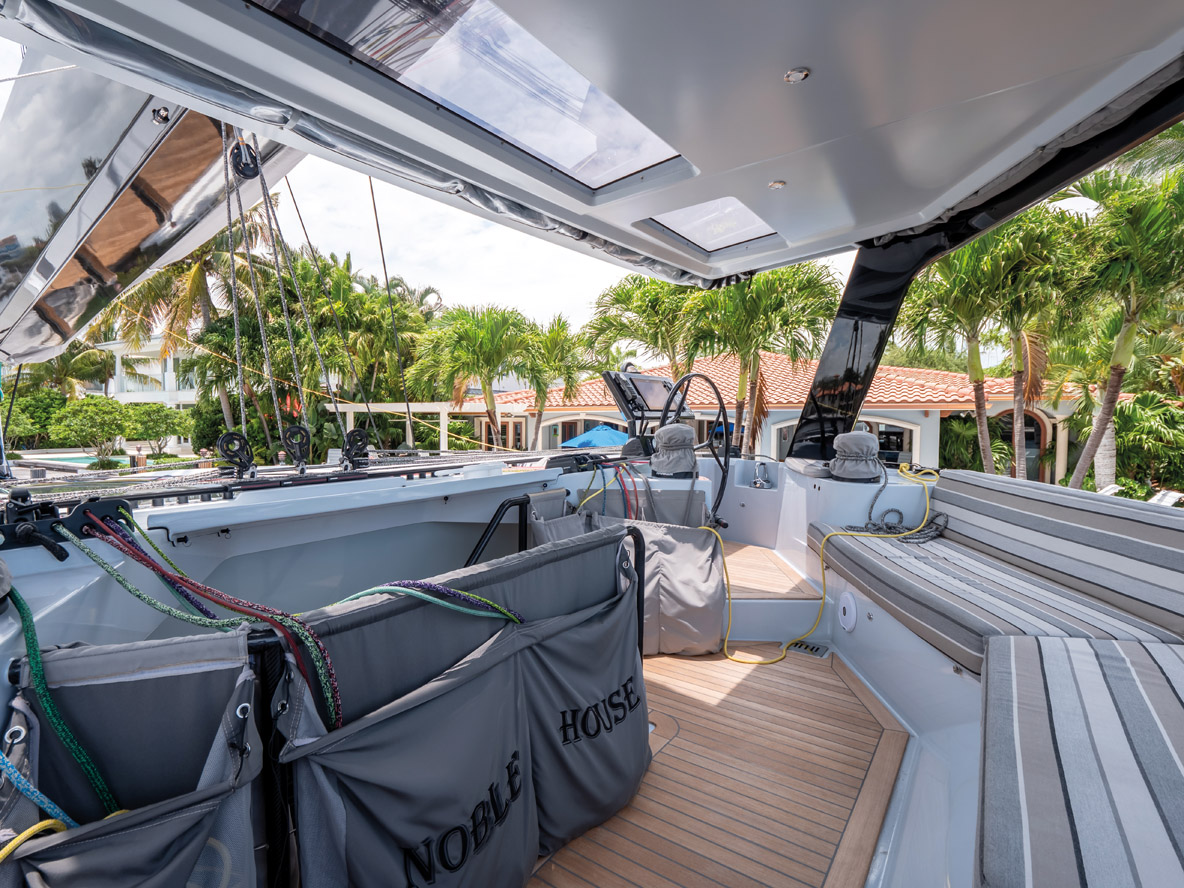 Le flybridge, véritable cockpit surélevé, offre une assise en arc de cercle et deux postes de barre.