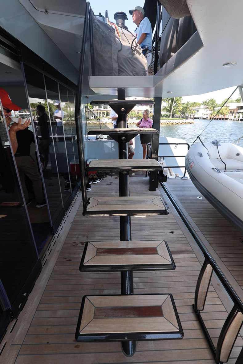 Même s’il est un peu encombrant, l’escalier en carbone a le mérite d’offrir un accès facile au flybridge.