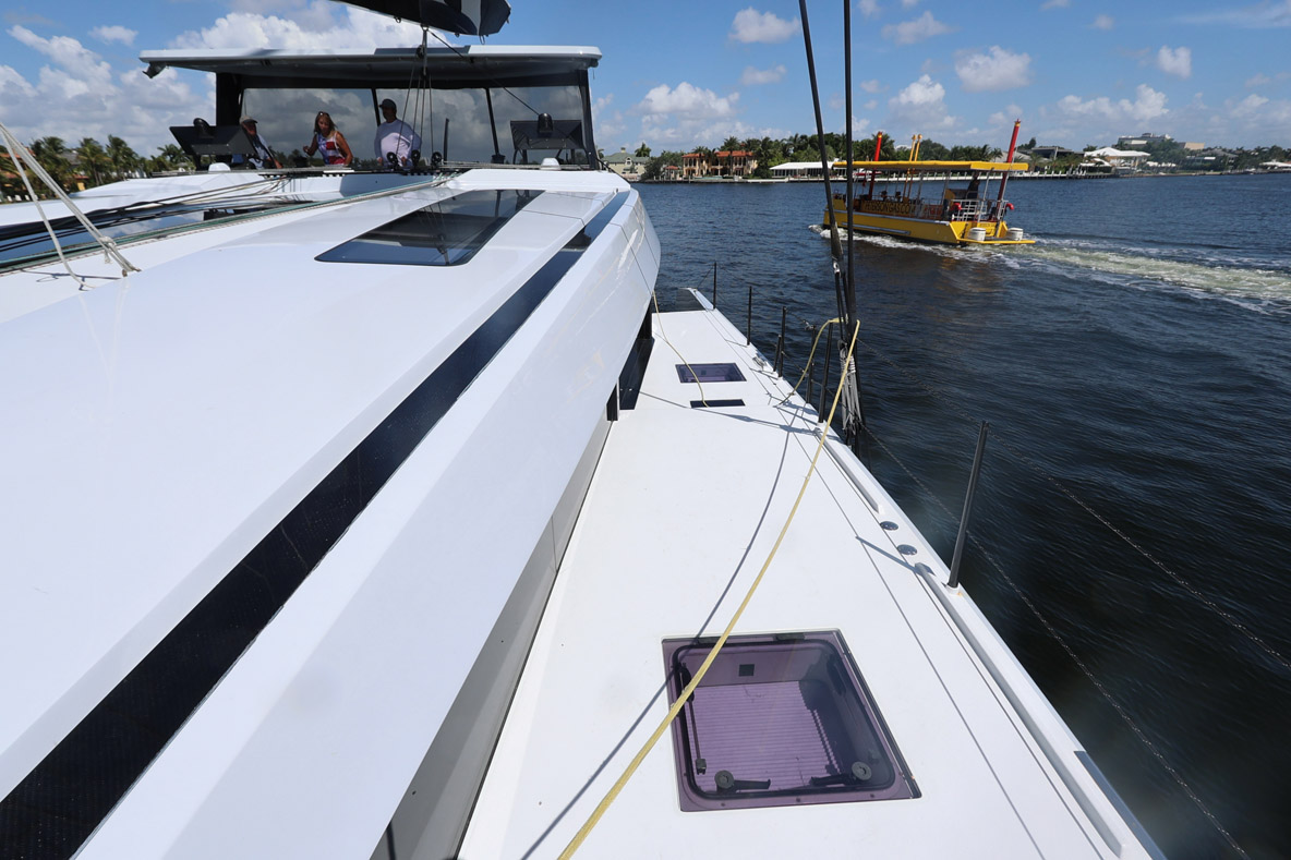 Grâce à des passavants d’une largeur hors-norme, la circulation entre le cockpit  et le pont avant est très confortable. 