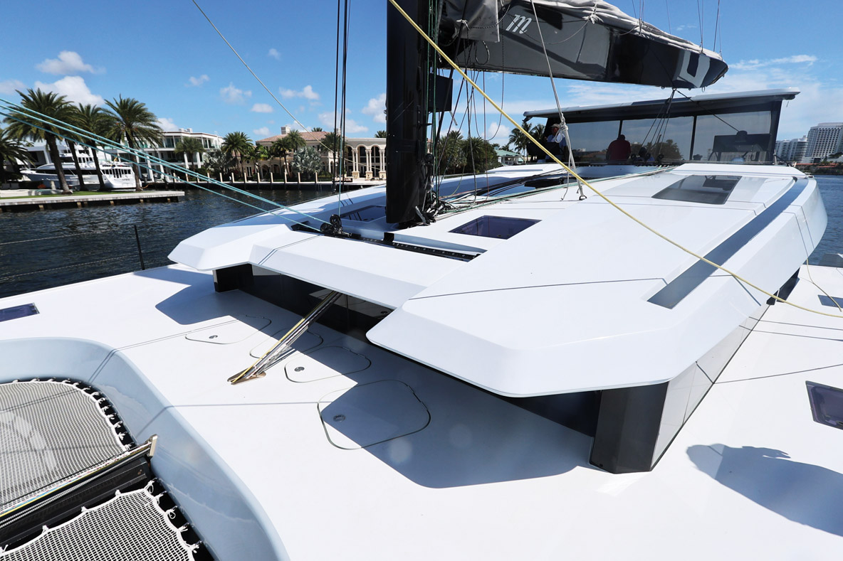 Avec son nez plongeant, le rouf accentue l’allure sportive du catamaran. Cela permet aussi d’accéder facilement au pied de mât.