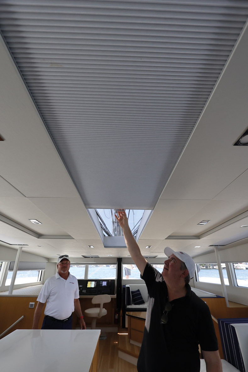 Trois longues verrières équipées de stores coulissants apportent un supplément de lumière dans la nacelle,  et accessoirement une vue imprenable sur le gréement.