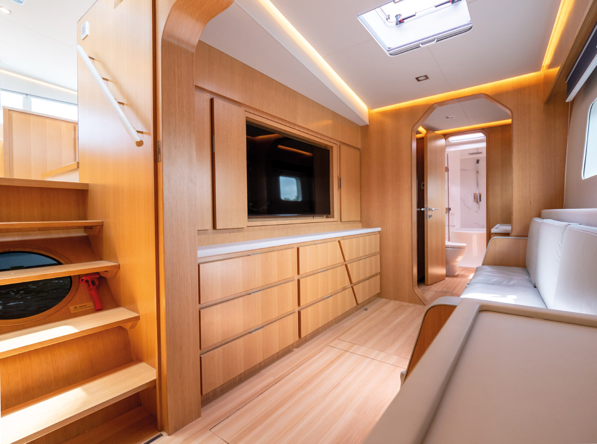 La suite propriétaire occupe la coque tribord. Elle offre notamment un superbe couchage, et un salon avec télévision et de nombreux rangements.