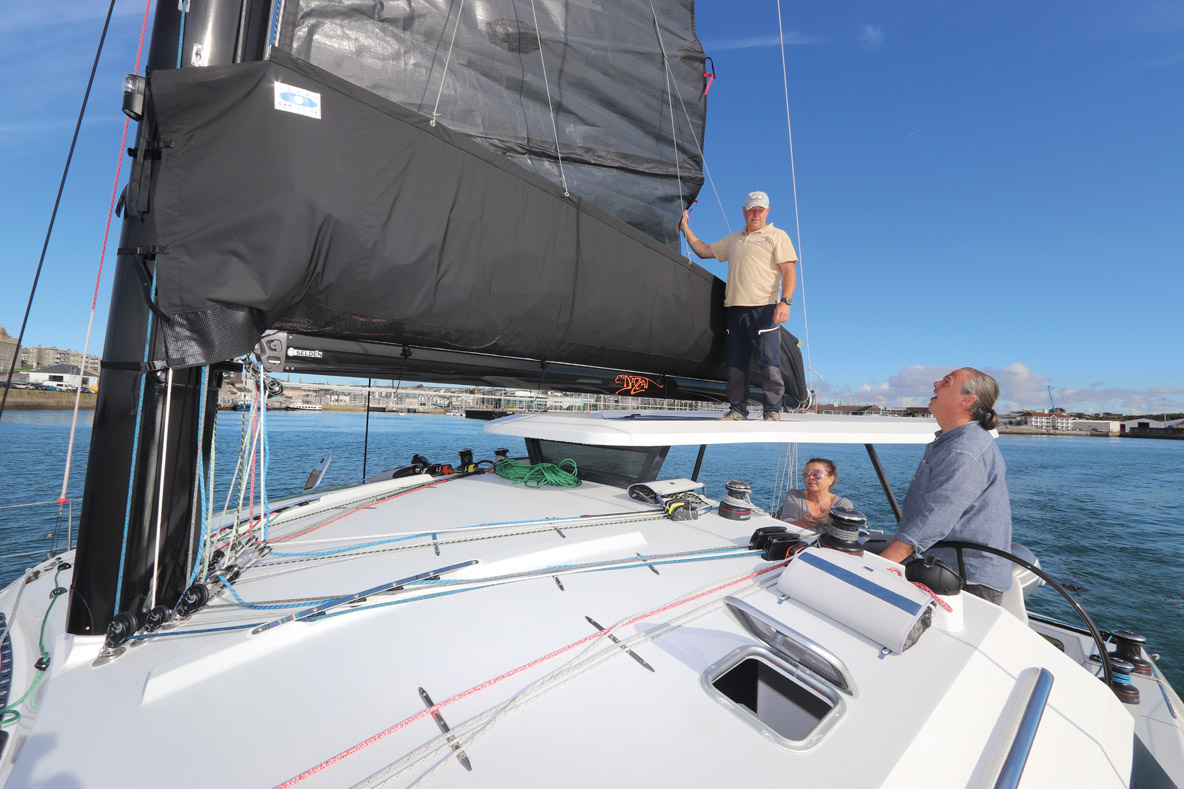 Ancrée sur le mât à ras du bimini rigide, la bôme offre un accès ultra-facile.