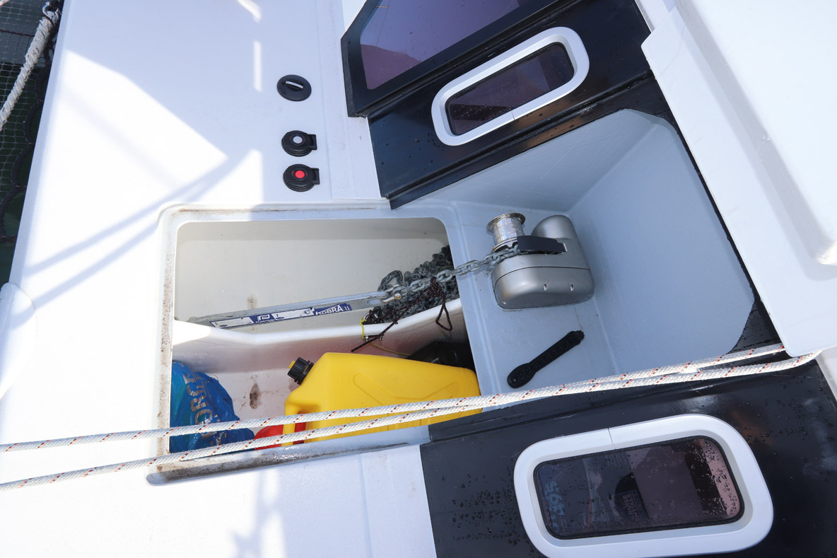 Le guindeau est astucieusement positionné dans le renfoncement de la face avant du rouf.