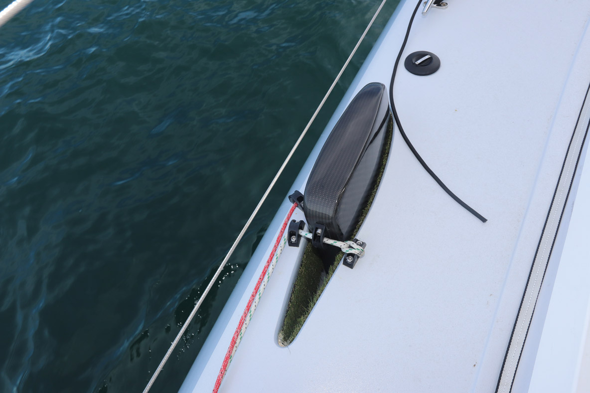 Les dérives sont installées tout à l’extérieur des coques, de sorte qu’elles ne gênent pas la circulation sur les passavants.