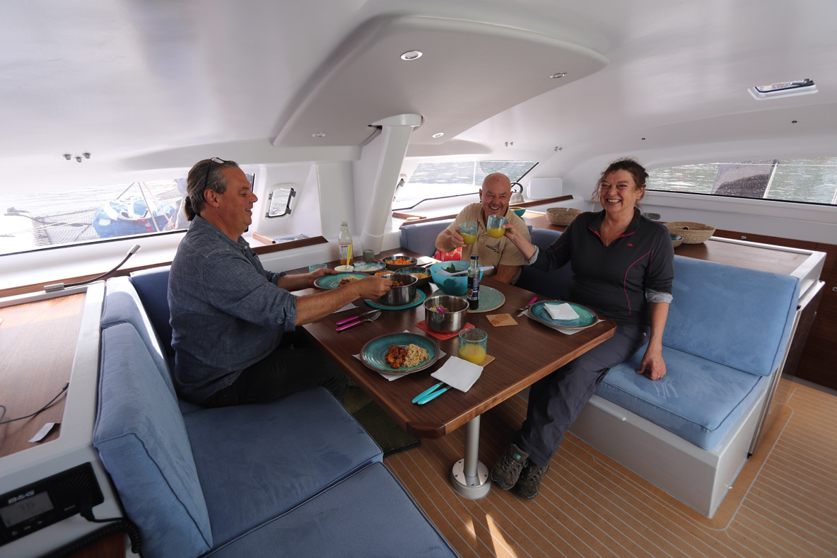 Le carré se contente d’une table de surface limitée – mais tout de même suffisante pour s’installer à 6.