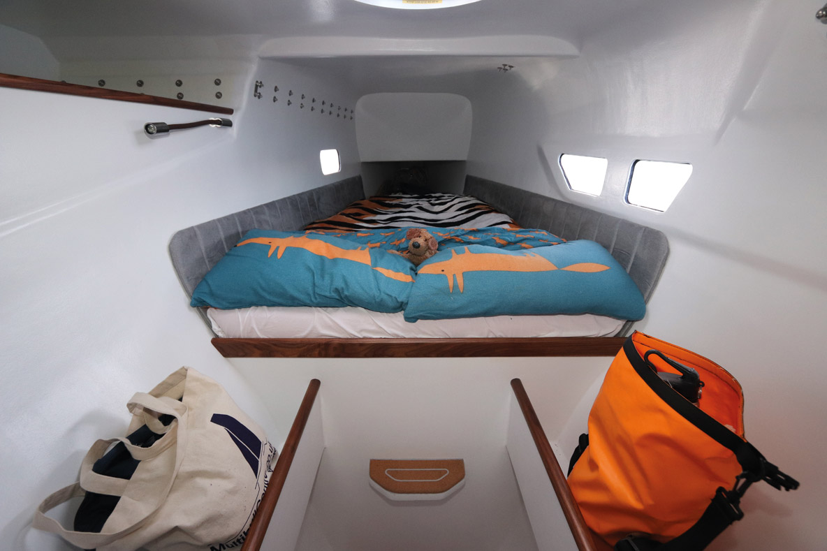 Le couchage avant est quant à lui plus étroit aux pieds…