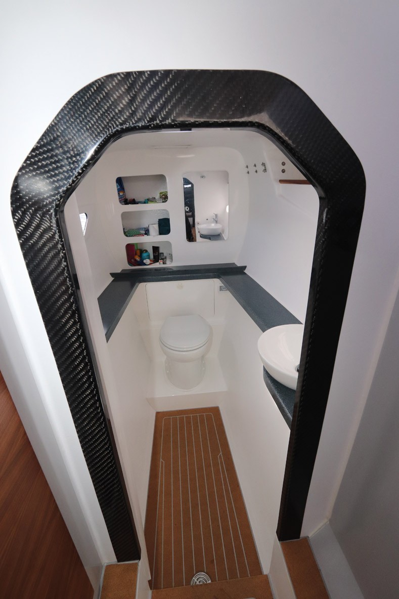 Les uniques toilettes du bord positionnées dans la pointe bâbord présentent des encadrements de portes (qui n’existent pas !) en carbone.