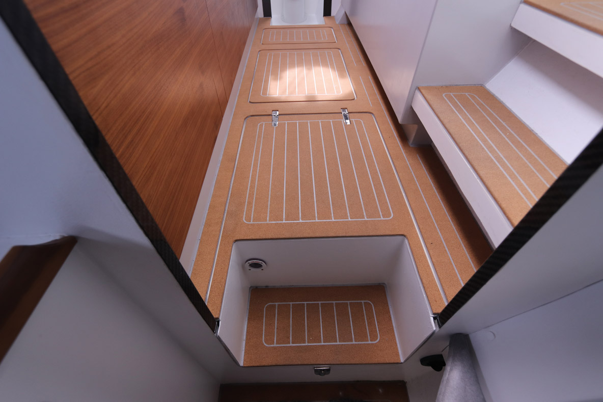 Les moteurs sont recentrés quasiment au milieu des coques ; la surélévation du plancher de la coursive permet de masquer parfaitement la mécanique…