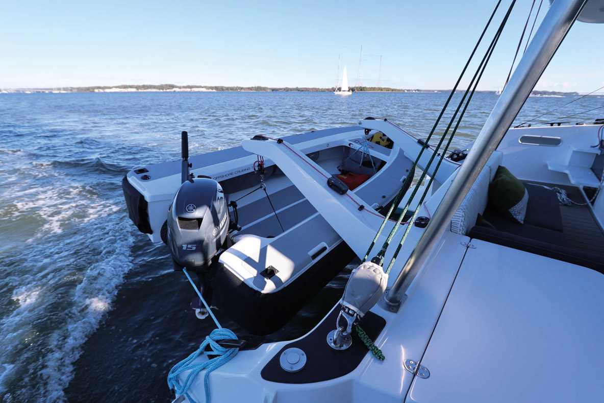 Les bossoirs peuvent recevoir une annexe de 3,50&nbsp;m de long et de 250&nbsp;kg maximum. Les jupes ne sont pas très longues, mais elles sont en revanche assez larges et comprennent un rangement.