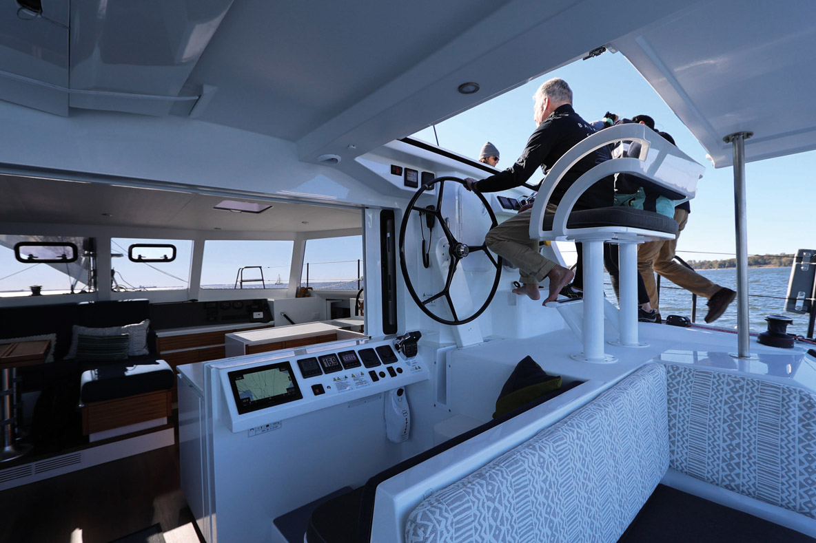 Simple et efficace, le poste de barre à deux positions permet de manœuvrer le catamaran sans presque bouger  de sa place.